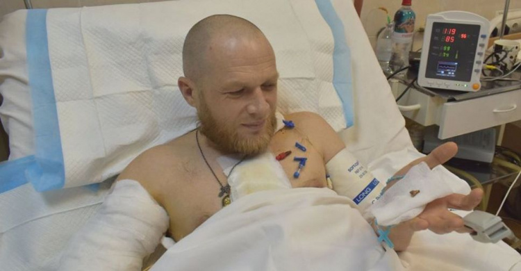 Потерял больше двух литров крови: в Днепре спасли раненного под Мариуполем бойца (ФОТО)