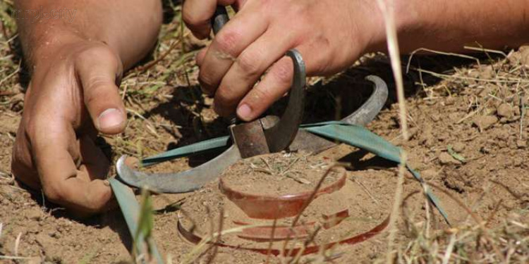 В Донбассе за месяц от мин и снарядов пострадали 62 мирных жителя, 11 из них погибли
