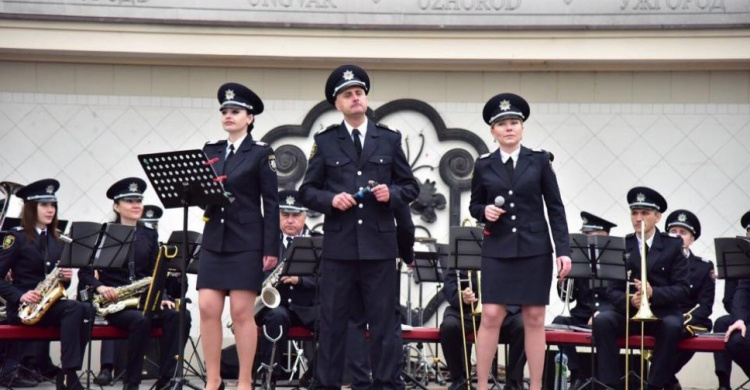 Оркестр полиции Донетчины сыграл на свадьбе в Ужгороде и сорвал аплодисменты в Хусте (ФОТО)