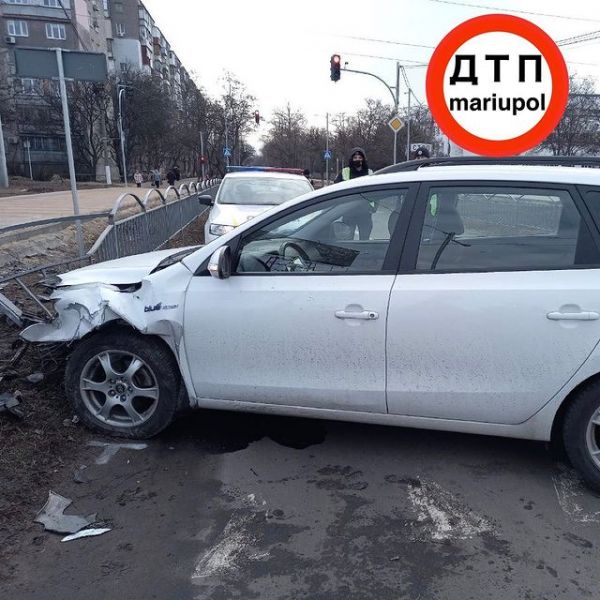 Начинающий водитель врезался в ограду на опасном перекрестке в Мариуполе