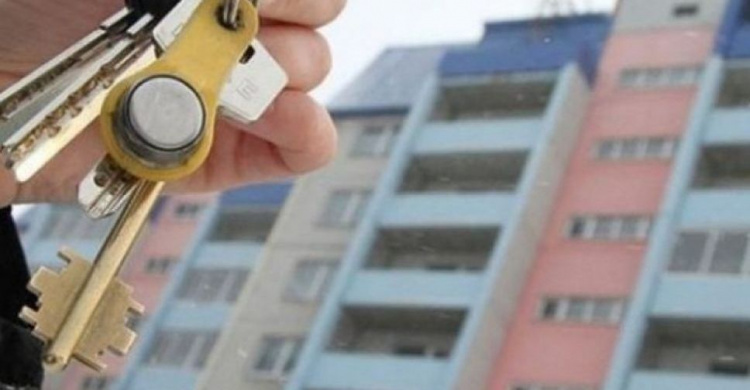 В Мариуполе бывшие сотрудники ЖКХ получили ордер на служебные квартиры (ФОТО)
