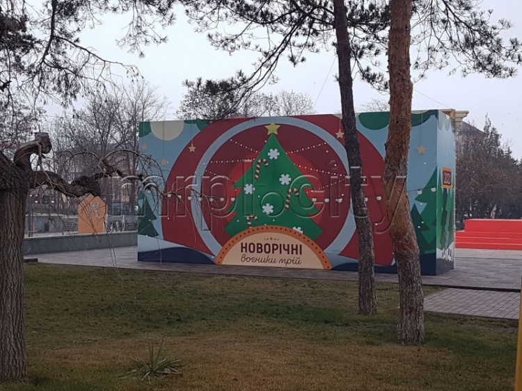 Единственная и неповторимая: главная елка Мариуполя - эксклюзив для Украины