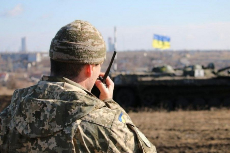 Сутки в Донбассе: противник продолжает обстрелы, ранен украинский военный