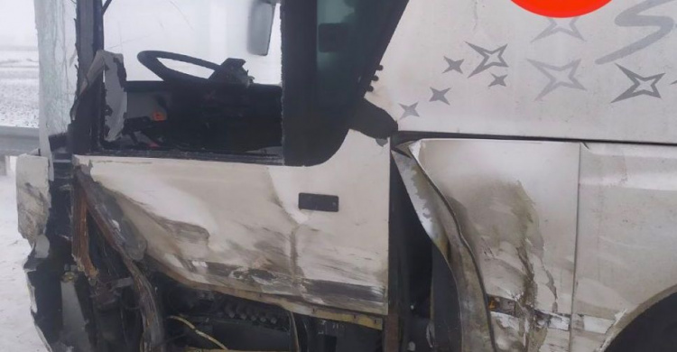 Под Мариуполем автобус столкнулся с военной машиной