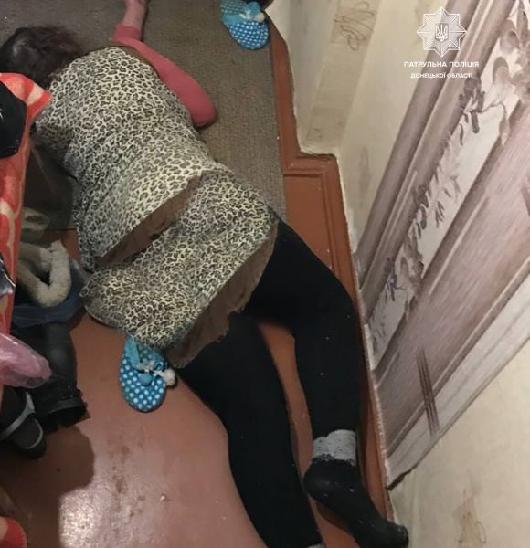 В Мариуполе патрульные выбили дверь в квартиру ради спасения женщины