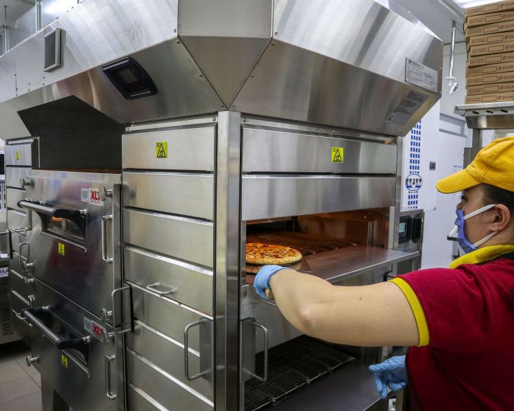 Уникальное оборудование по гранту: в пиццерии Мариуполя готовят в американской печи за 1,6 миллионов гривен