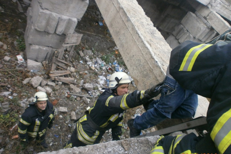 Спасатели достали ребенка из подвала недостроенного здания в Мариуполе (ФОТО)