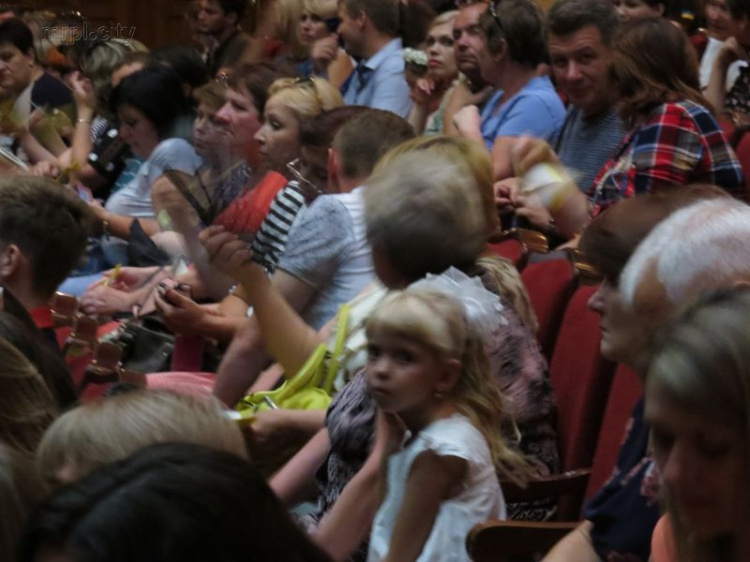  Слезы и овации. Концерт Анастасии Приходько в Мариуполе прошёл с эмоциональным взрывом (ФОТО+ВИДЕО)
