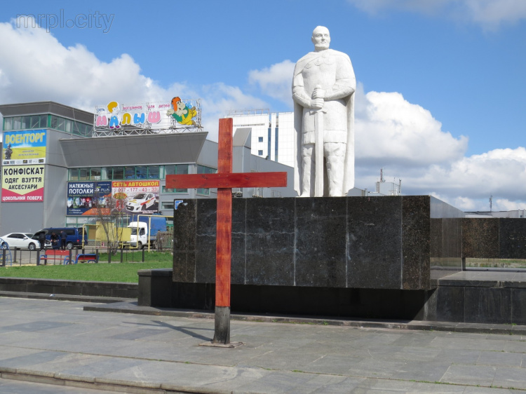 Мариупольские христиане восстановили символ веры, над которым надругались вандалы (ФОТОФАКТ)