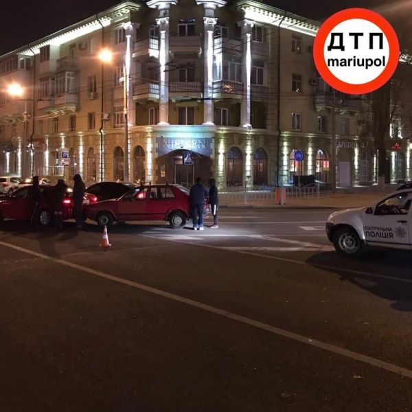 В Мариуполе возле Драмтеатра произошла авария