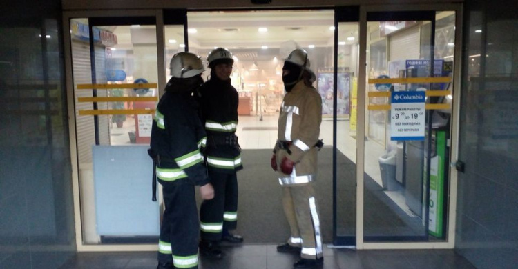На Донетчине около 20 спасателей тушили пожар в ЦУМе (ФОТО)