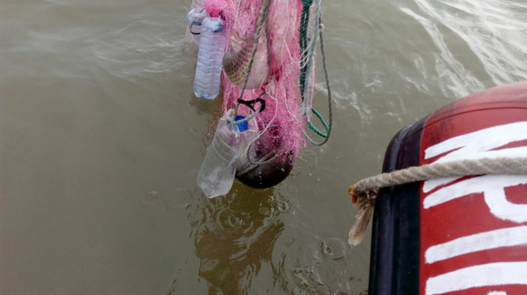 В море вблизи мариупольского пляжа спасатели зацепили мину (ФОТО)