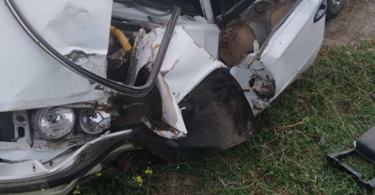 В Мариуполе автомобиль влетел в дерево: есть пострадавший (ФОТО)