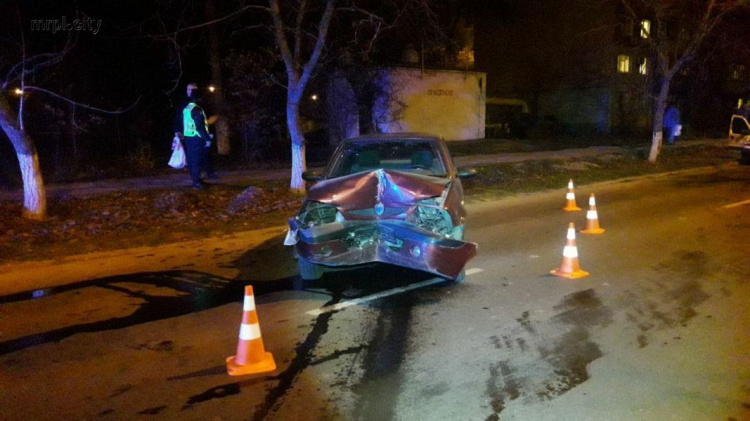 Машина «всмятку»: в Мариуполе автомобиль врезался в столб (ФОТО)