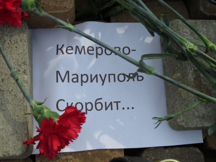В центр Мариуполя несут цветы и игрушки в память о погибших в Кемерово (ФОТО)