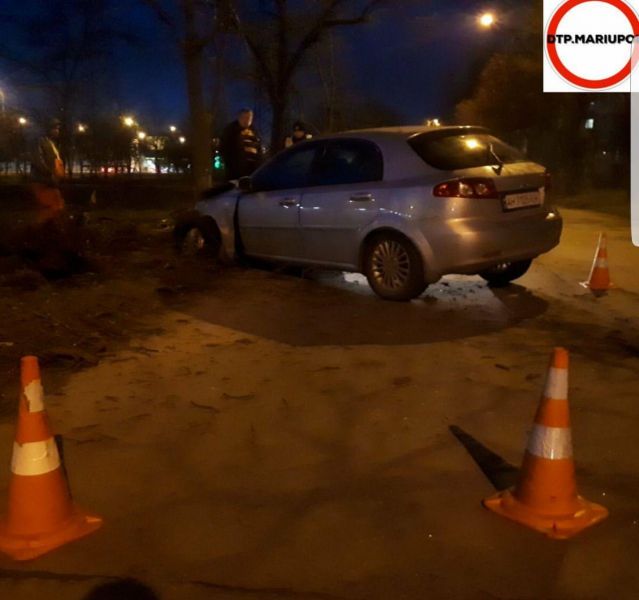 В Мариуполе водитель-девушка снесла дерево: пострадали двое детей (ФОТО)
