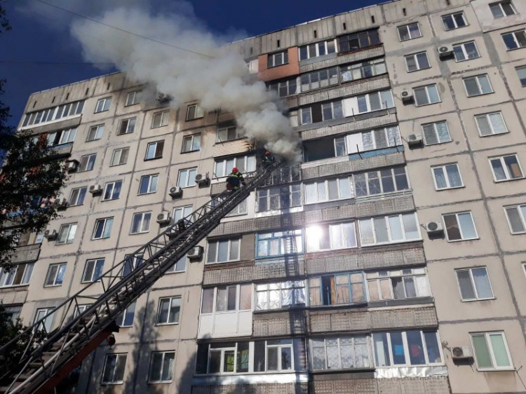 В Мариуполе утром загорелась квартира в девятиэтажке