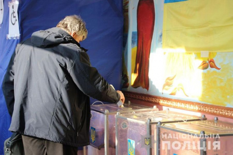 В Мариуполе фиксируют нарушения избирательного законодательства (ФОТО)