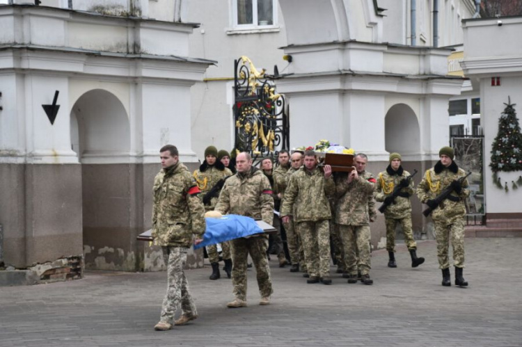 С погибшим под Мариуполем бойцом попрощались в Луцке (ФОТО)