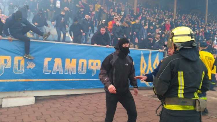 В Мариуполе во время матча «Мариуполь» - «Динамо» пострадали 9 правоохранителей (ФОТО)