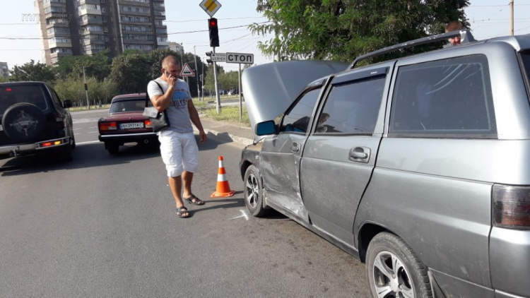 Авария в Мариуполе: «ВАЗы» не поделили дорогу (ФОТО)