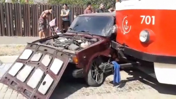 В Мариуполе ВАЗ попал под колеса трамвая (ФОТО+ВИДЕО)