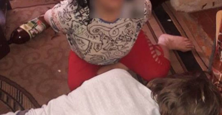 В Мариуполе ребенка госпитализировали с лихорадкой, пока мама «отходила» от гуляний (ФОТО)
