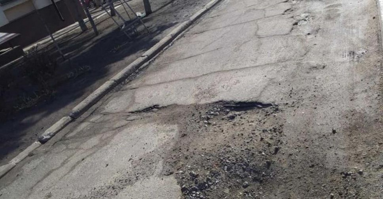 Мариупольцы пожаловались на аварийную дорогу возле школы