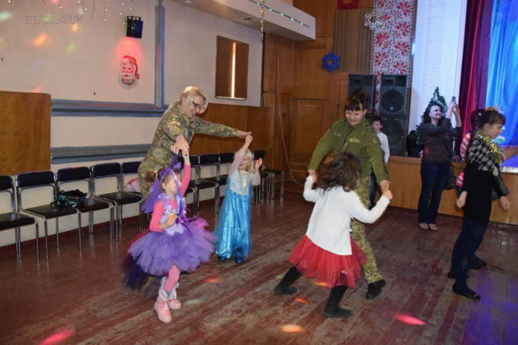 В Мариуполе детям военнослужащих подарили новогодний праздник (ФОТО)
