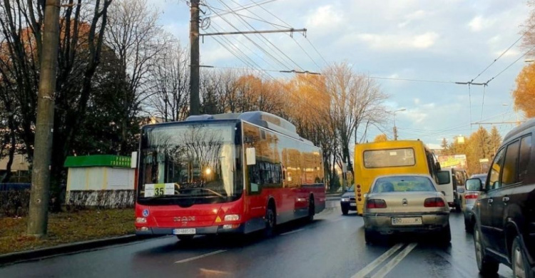 В украинских городах останавливают общественный транспорт. Где уже нельзя проехать в маршрутке?