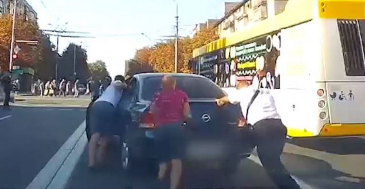 В Мариуполе глава патрульной полиции Донетчины показал пример взаимовыручки на дороге