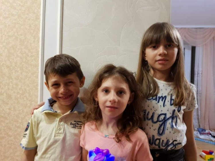 Мариупольцев просят помочь семье погорельцев с тремя детьми (ФОТО)