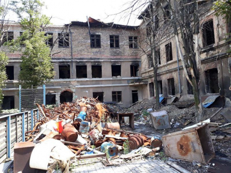 Горы мусора, разбитые окна и пустота: что осталось от Донецкого юридического института (ФОТОРЕПОРТАЖ)