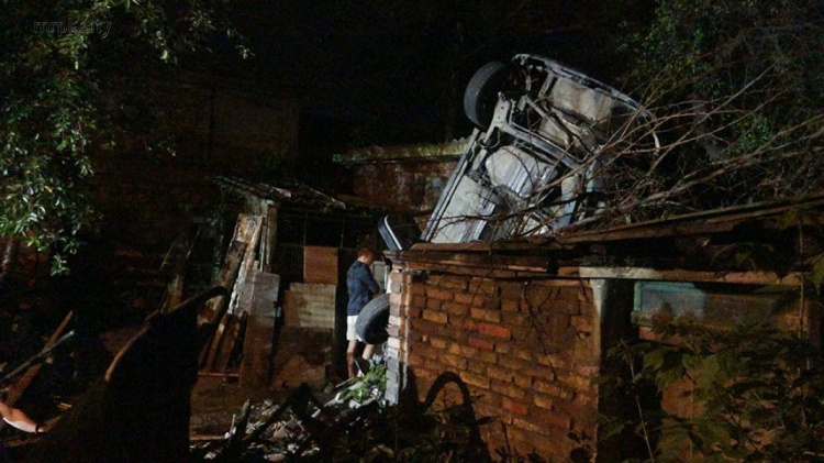 В Мариуполе автомобиль снёс два забора и оказался на крыше дома (ФОТО)