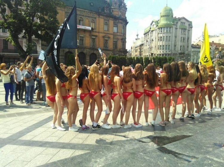 «Самые сексуальные девушки» прошлись по Львову в бикини (ФОТО+ВИДЕО)