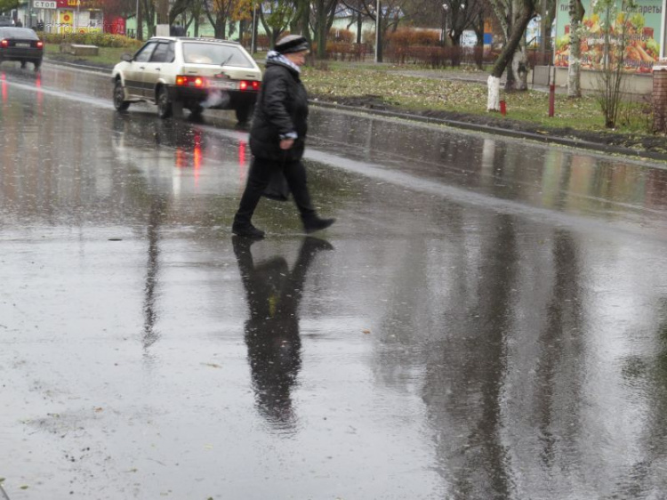 Мариупольцы заинтересовались микроволнами на новом турецком покрытии дороги (ФОТО)