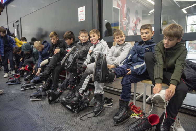 Мариупольские школьники испытали на прочность лед Mariupol Ice Center незадолго до открытия арены