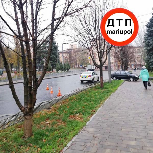 В центре Мариуполя водитель снес металлическое ограждение (ДОПОЛНЕНО)