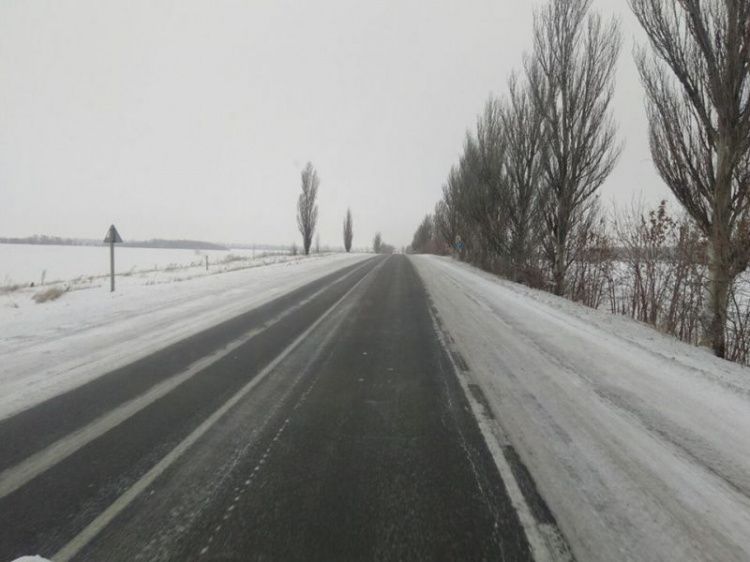 Под Мариуполем на борьбу со снегом пустили тяжелую технику (ФОТО)