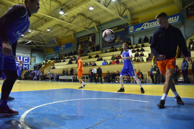 Футболисты против баскетболистов: в Мариуполе прошел уникальный «Матч Звезд» (ФОТО)