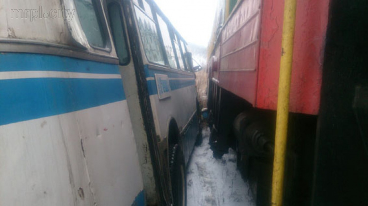 В Донецкой области поезд протаранил автобус, который вез на работу шахтеров (ФОТО)