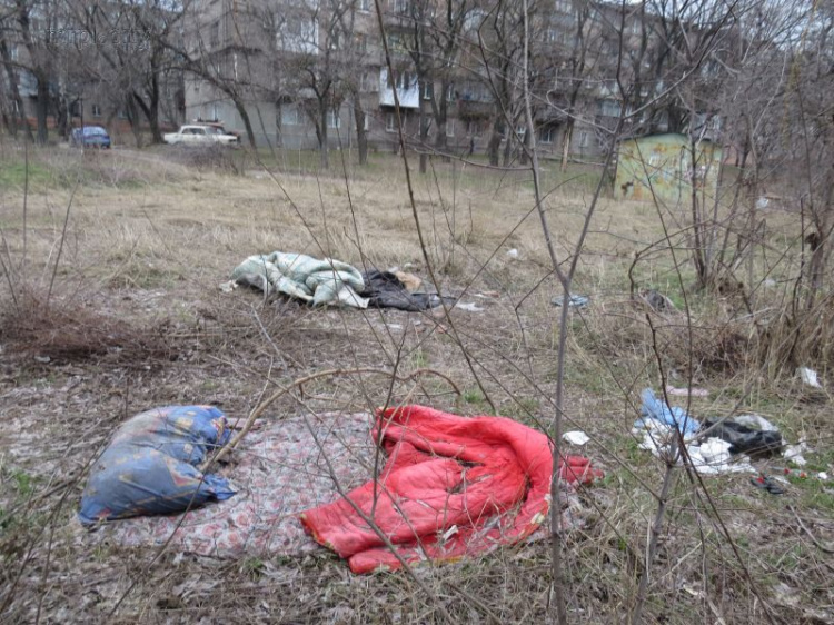 В центре Мариуполя у церкви христиан-баптистов лежбище бездомных превратилось в свалку (ФОТОФАКТ)