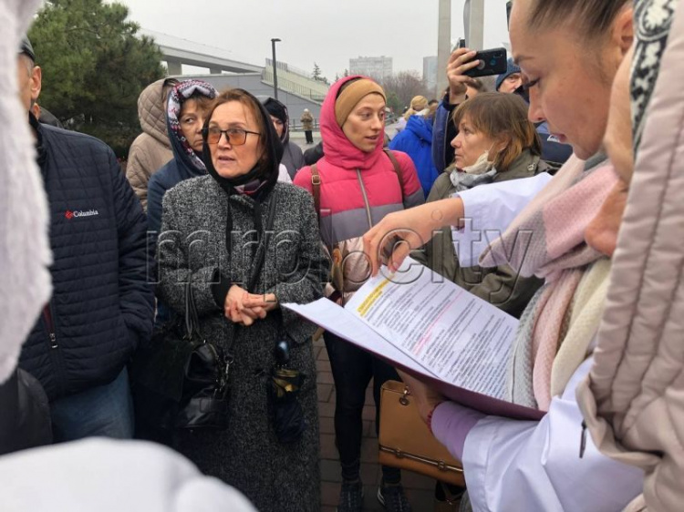 В центре Мариуполя митинговали против вакцинации