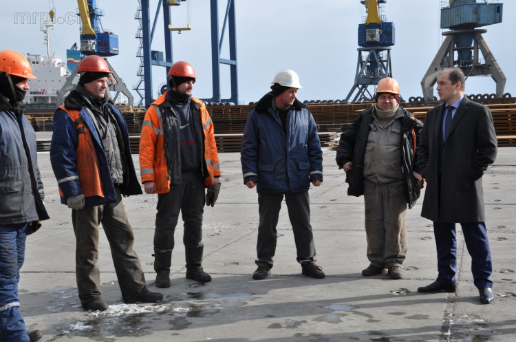 Мариупольский порт отправил в Авдеевку гуманитарную помощь (ФОТО)