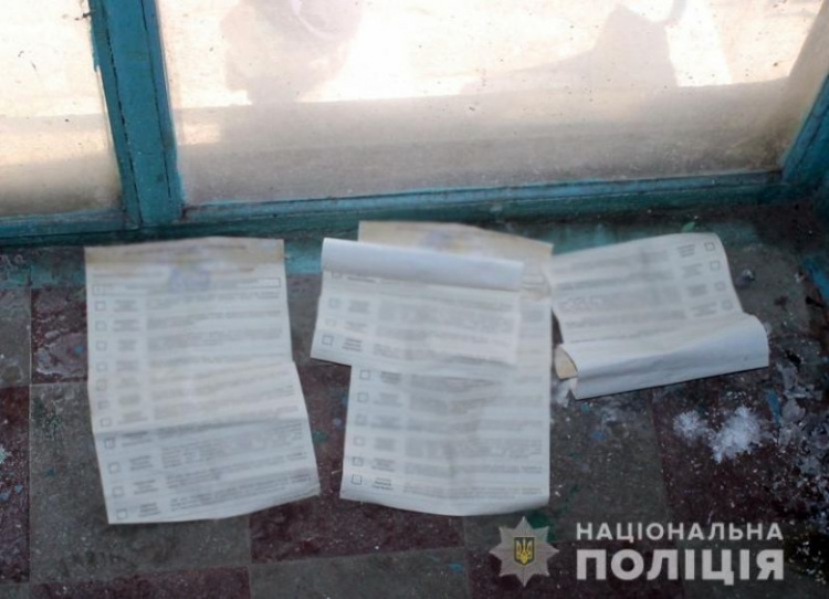 Не пригодились: в Донецкой области в подъезде нашли одинаково заполненные бюллетени (ФОТО)