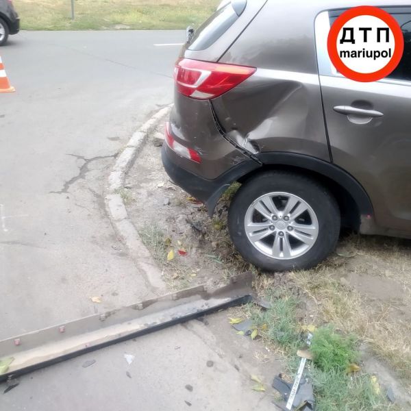 Авария в Мариуполе: водителя увезли в больницу