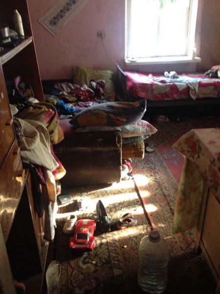 Многодетная мать в Мариуполе воспитывала детей в антисанитарных условиях (ФОТО)