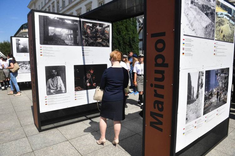 У Нью-Йорку та Вільнюсі відкрилася виставка про трагедію розбомбленого росією Маріуполя
