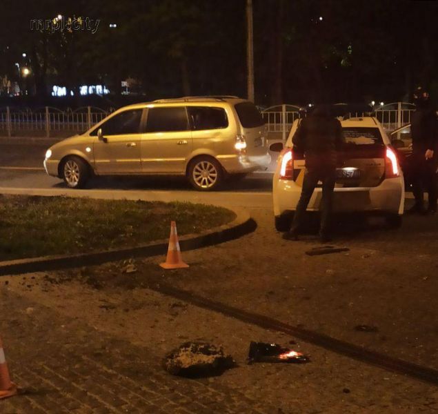 В центре Мариуполя автомобиль снес ограждение с логотипом города (ФОТОФАКТ)