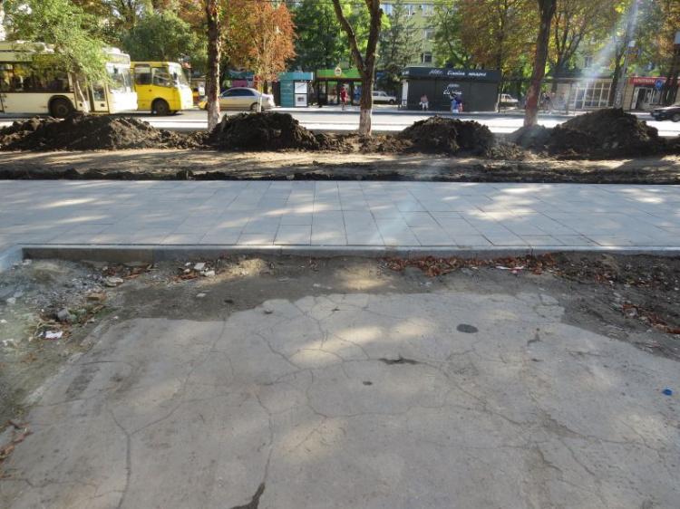 В Мариуполе у памятника Высоцкому травмоопасные пандусы перегородили тротуар (ФОТОФАКТ)